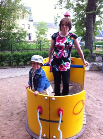Hier sind Mama und Sarah bei Bootfahren auf dem Spielplatz in Zwönitz unterwegs.